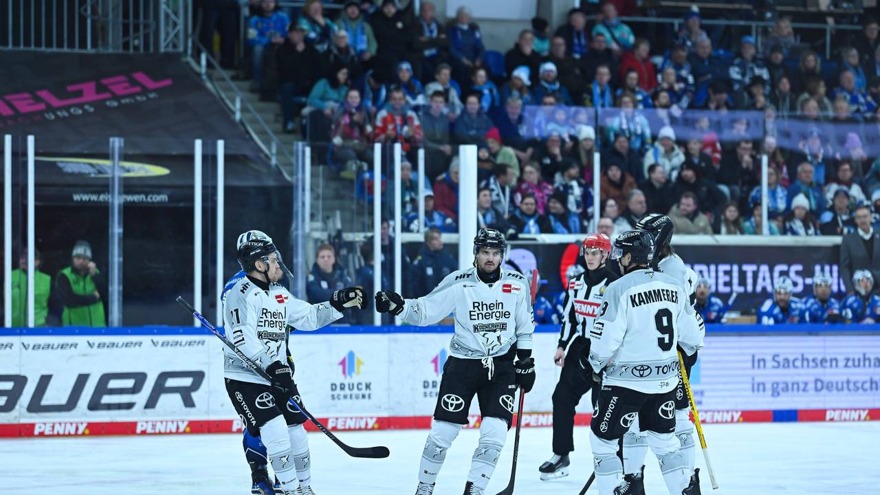 Die Spieler der Kölner Haie klatschen sich nach einem Treffer ab.