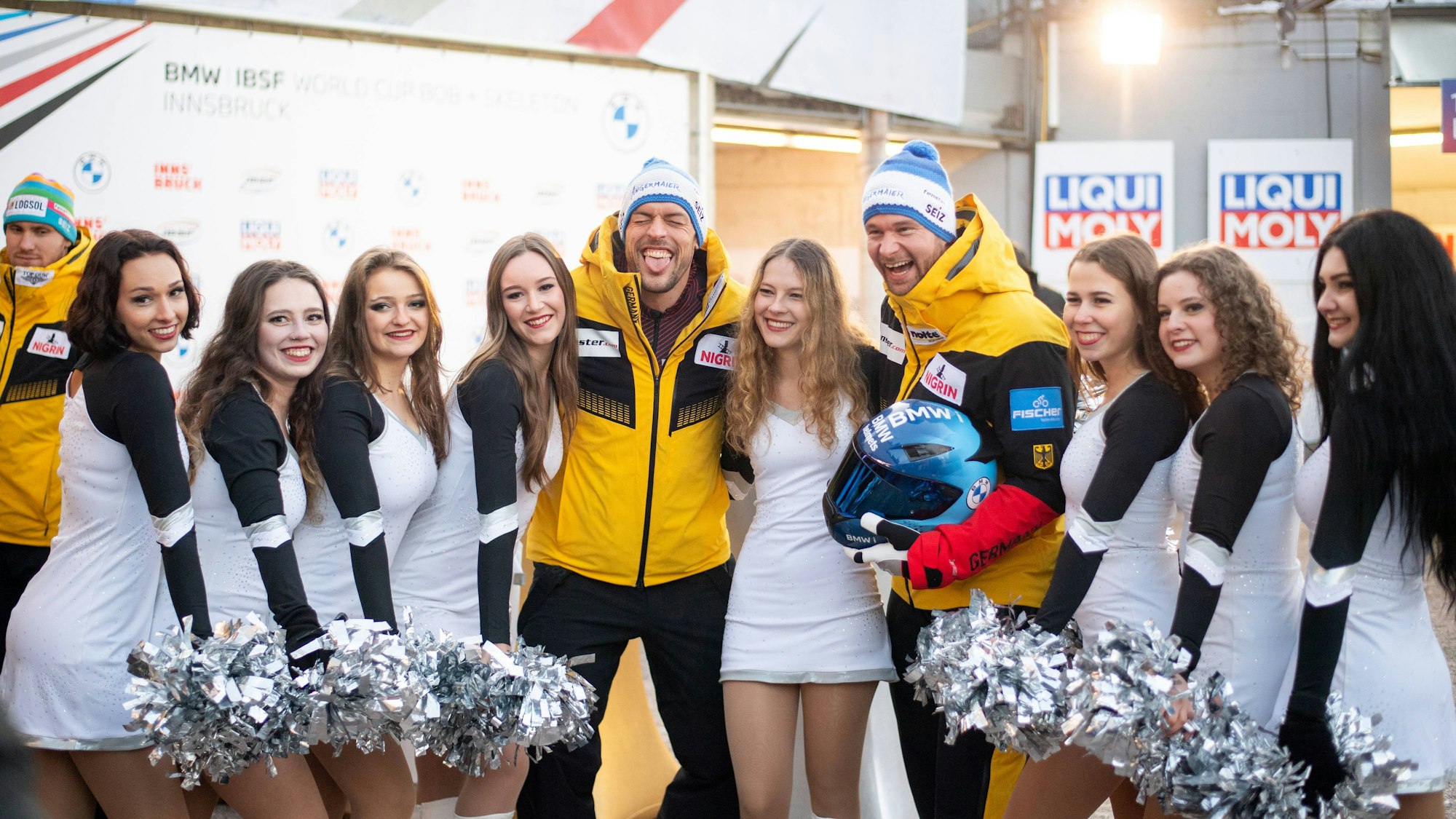 Johannes Lochner (5.v.l.) und Georg Fleischhauer (4.v.r.) posieren für ein Foto mit Cheerleaderinnen.