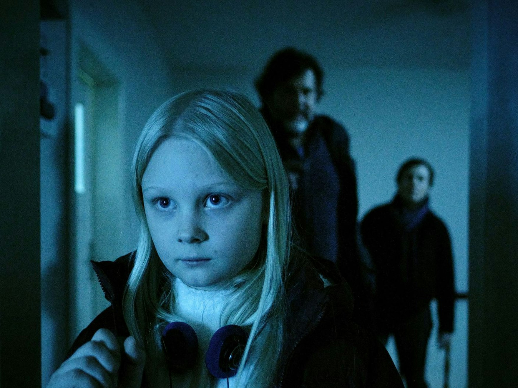 Eliza (Hanna Heckt) führt die Ermittler Friedemann Berg (Hans-Jochen Wagner) und Franziska Tobler (Eva Löbau) in ihrem Haus herum. (Bild: SWR/Benoît Linder,)