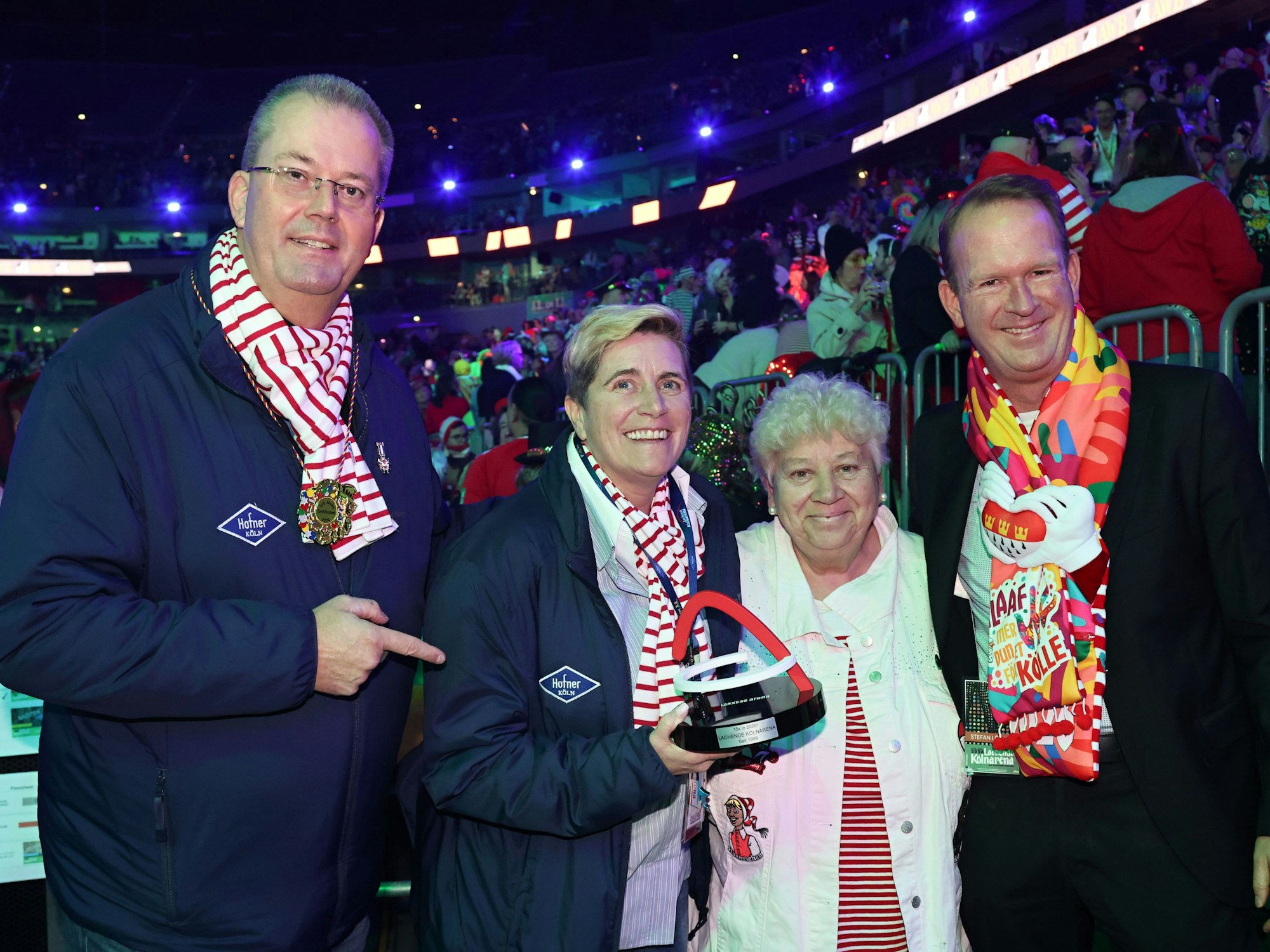 Michael Burgmer, Nathalia Drmota, Marita Simonis und Stefan Löcher mit einem Award.