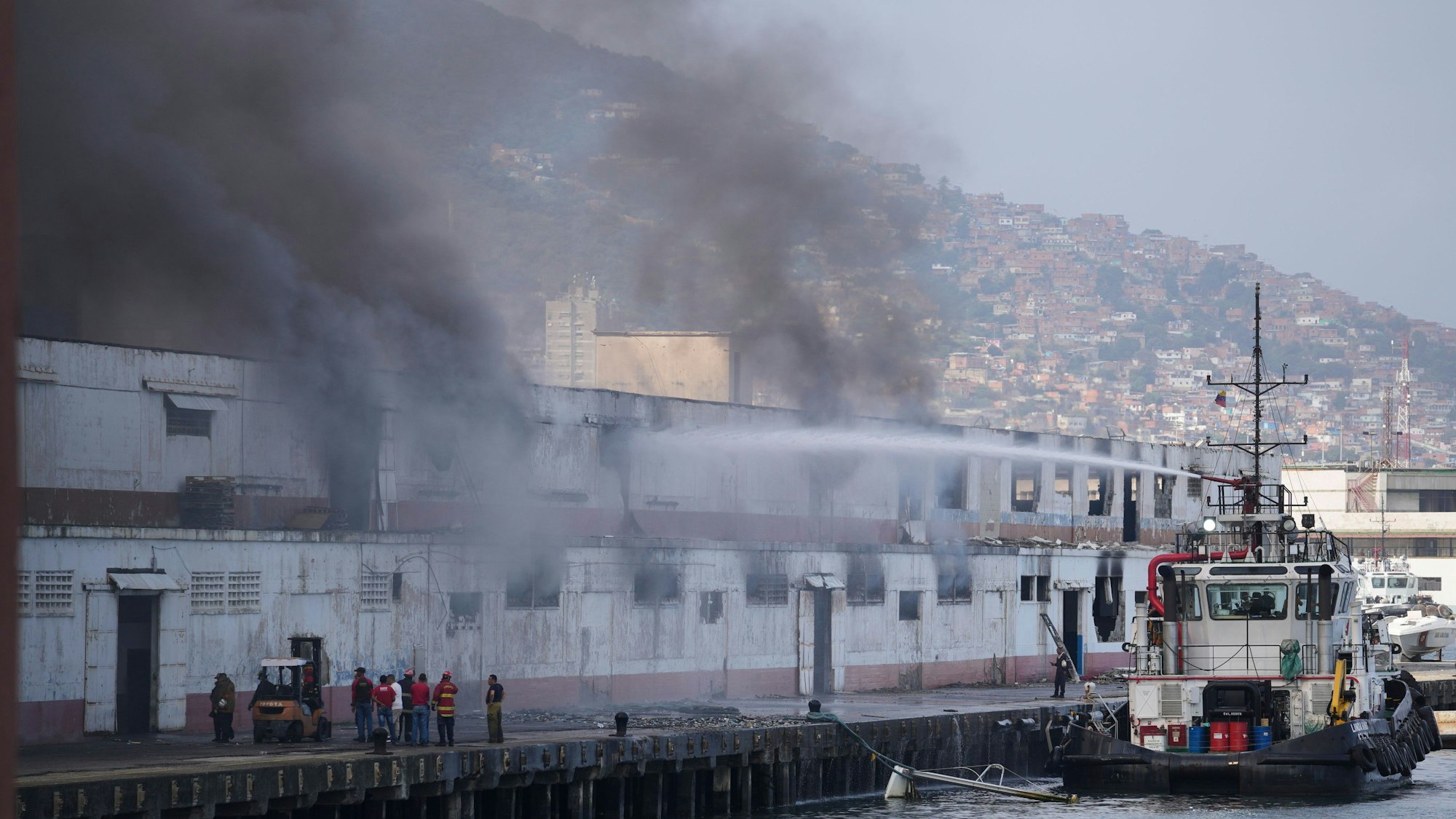 Rauch steigt von einem Hafen-Dock auf.