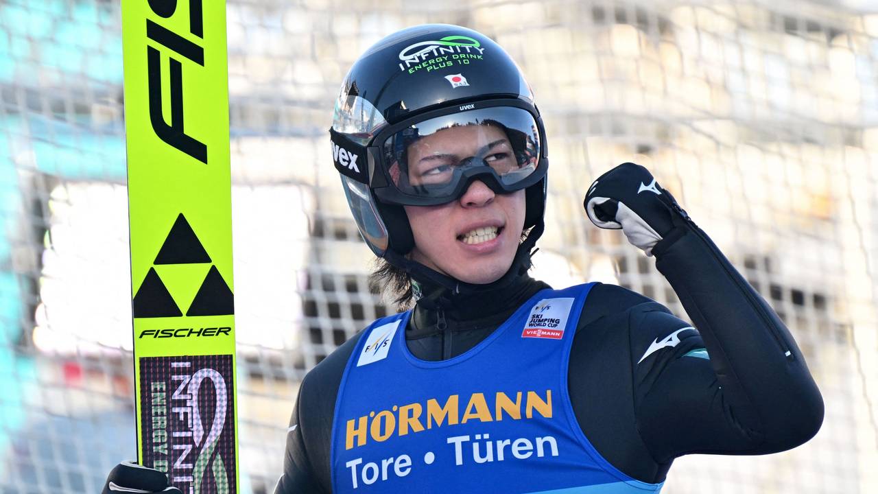 Ren Nikaido jubelt mit geballter Faust nach seinem Sprung bei der Vierschanzentournee in Innsbruck.