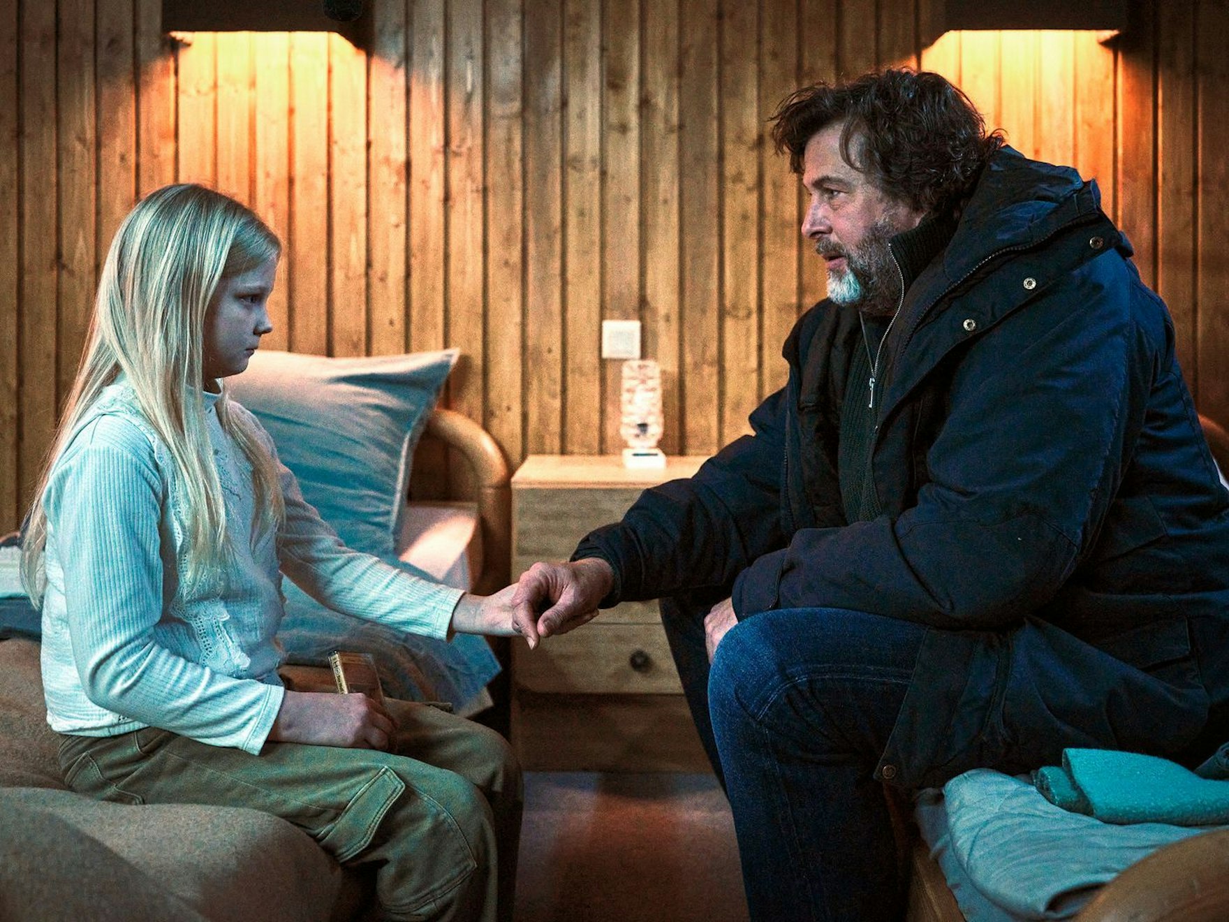 Im „Tatort: Das jüngste Geißlein“ fasst Eliza (Hanna Heckt), die kaum spricht und alleine in einem einsamen Haus gefunden wurde, Vertrauen zu Kommissar Friedemann Berg (Hans-Jochen Wagner). (Bild: SWR/Benoît Linder)