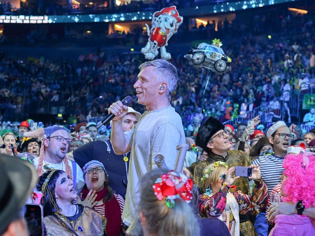Basti Kampmann von Kasalla singt in der Lachenden Kölnarena