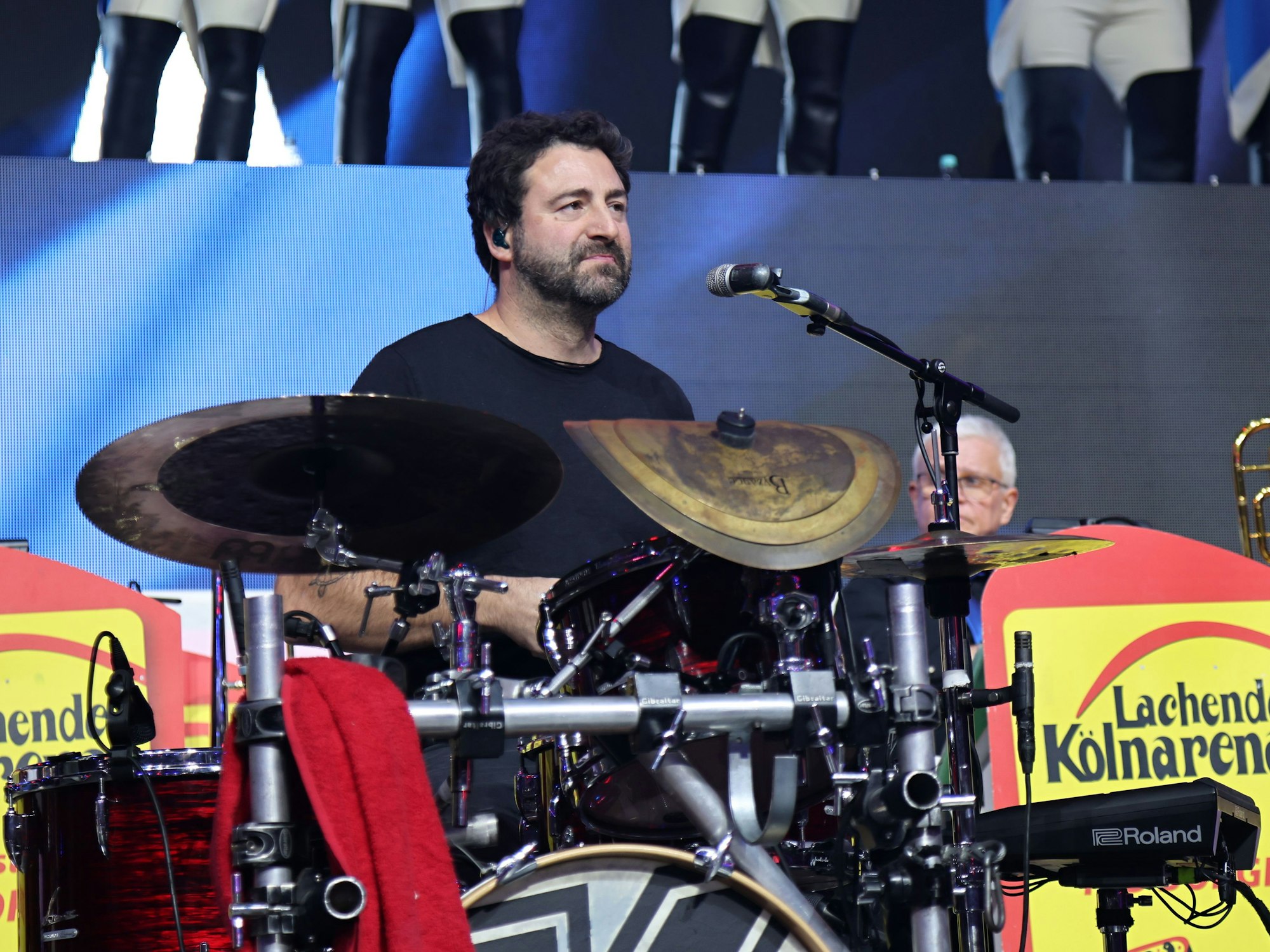 Simon Scheibel am Kasalla-Schlagzeug.