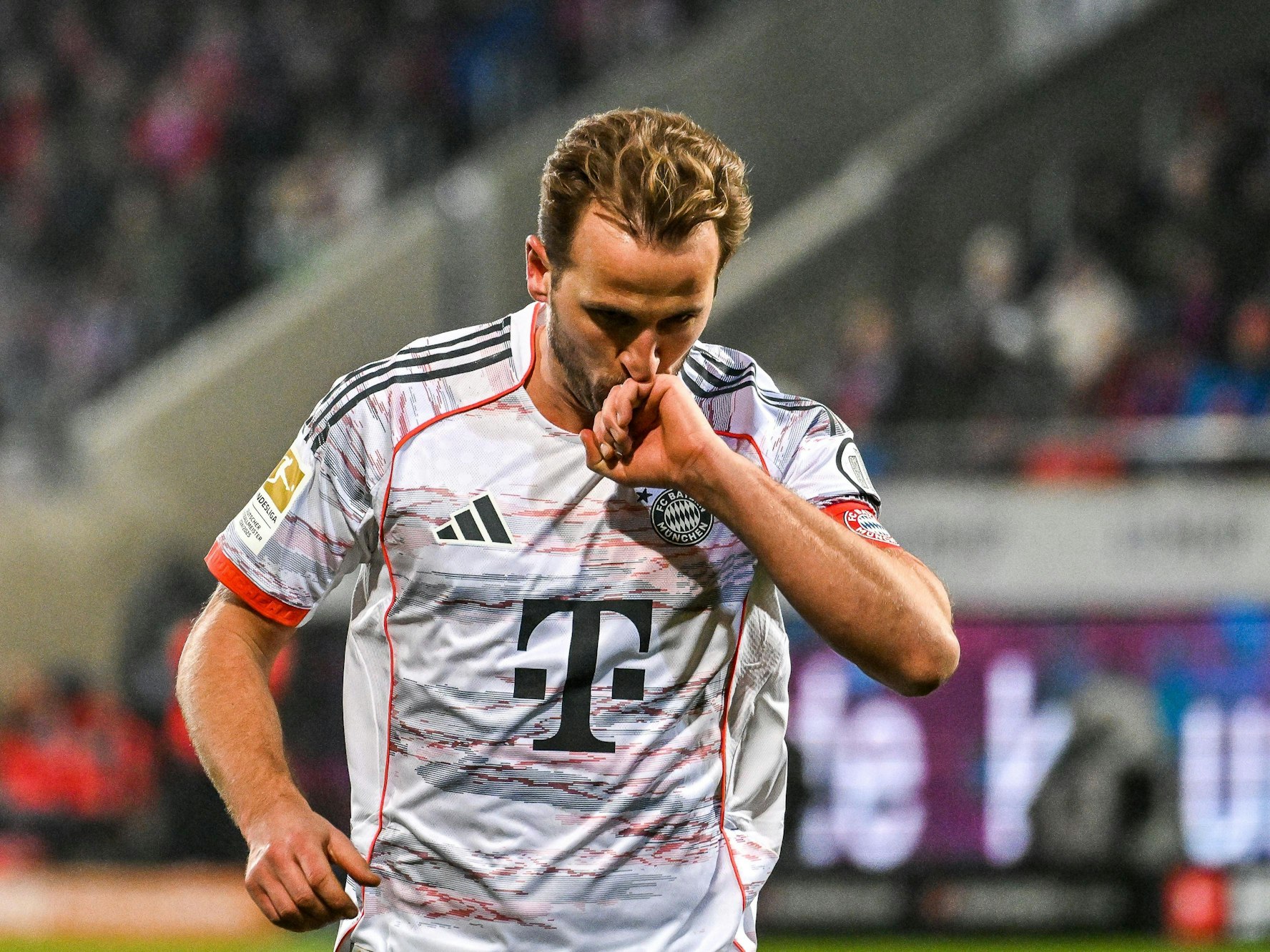 Harry Kane küsst beim Jubel seinen Handrücken.