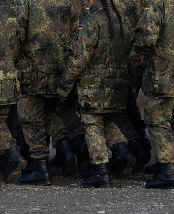 Soldaten der Bundeswehr marschieren vor der Inbetriebnahme erster Elemente des neuen Raketenabwehrsystems Arrow 3 in der Annaburger Heide.