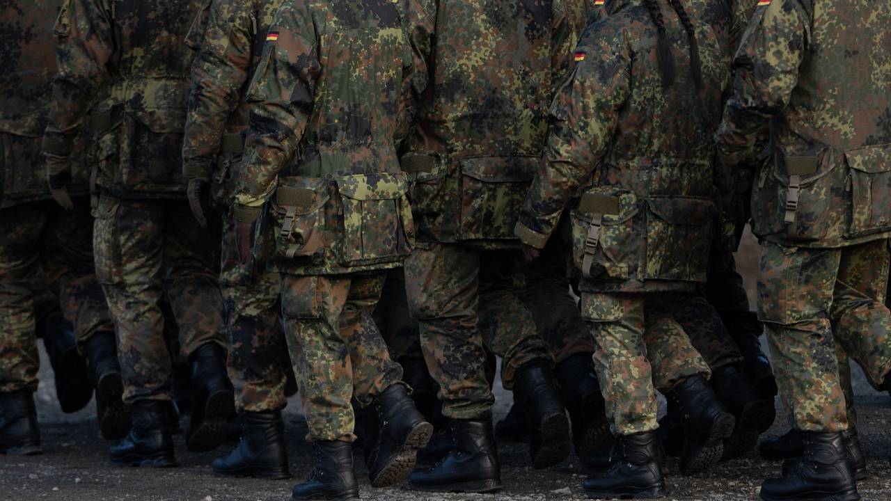 Soldaten der Bundeswehr marschieren vor der Inbetriebnahme erster Elemente des neuen Raketenabwehrsystems Arrow 3 in der Annaburger Heide.