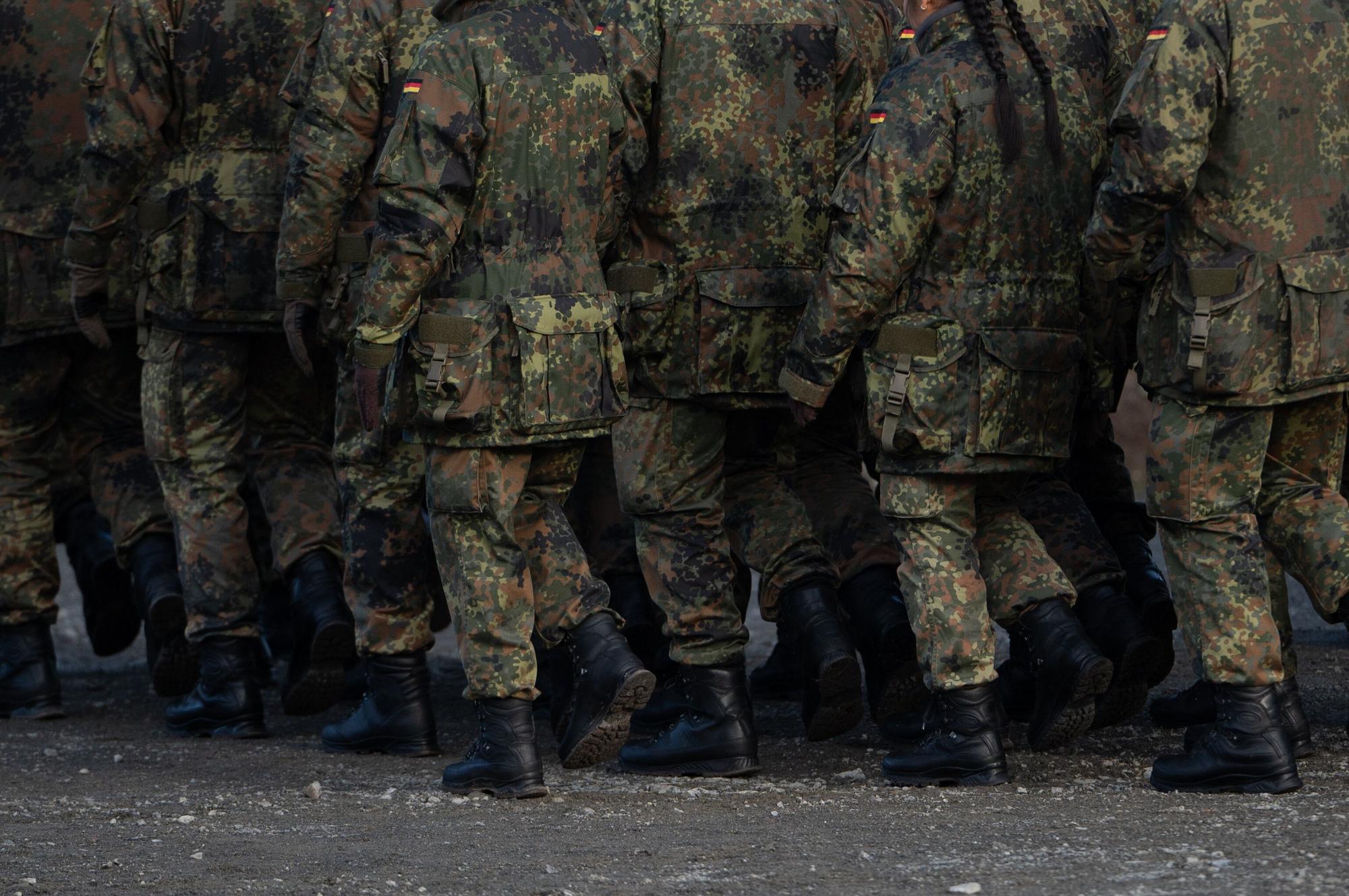 Soldaten der Bundeswehr marschieren vor der Inbetriebnahme erster Elemente des neuen Raketenabwehrsystems Arrow 3 in der Annaburger Heide.