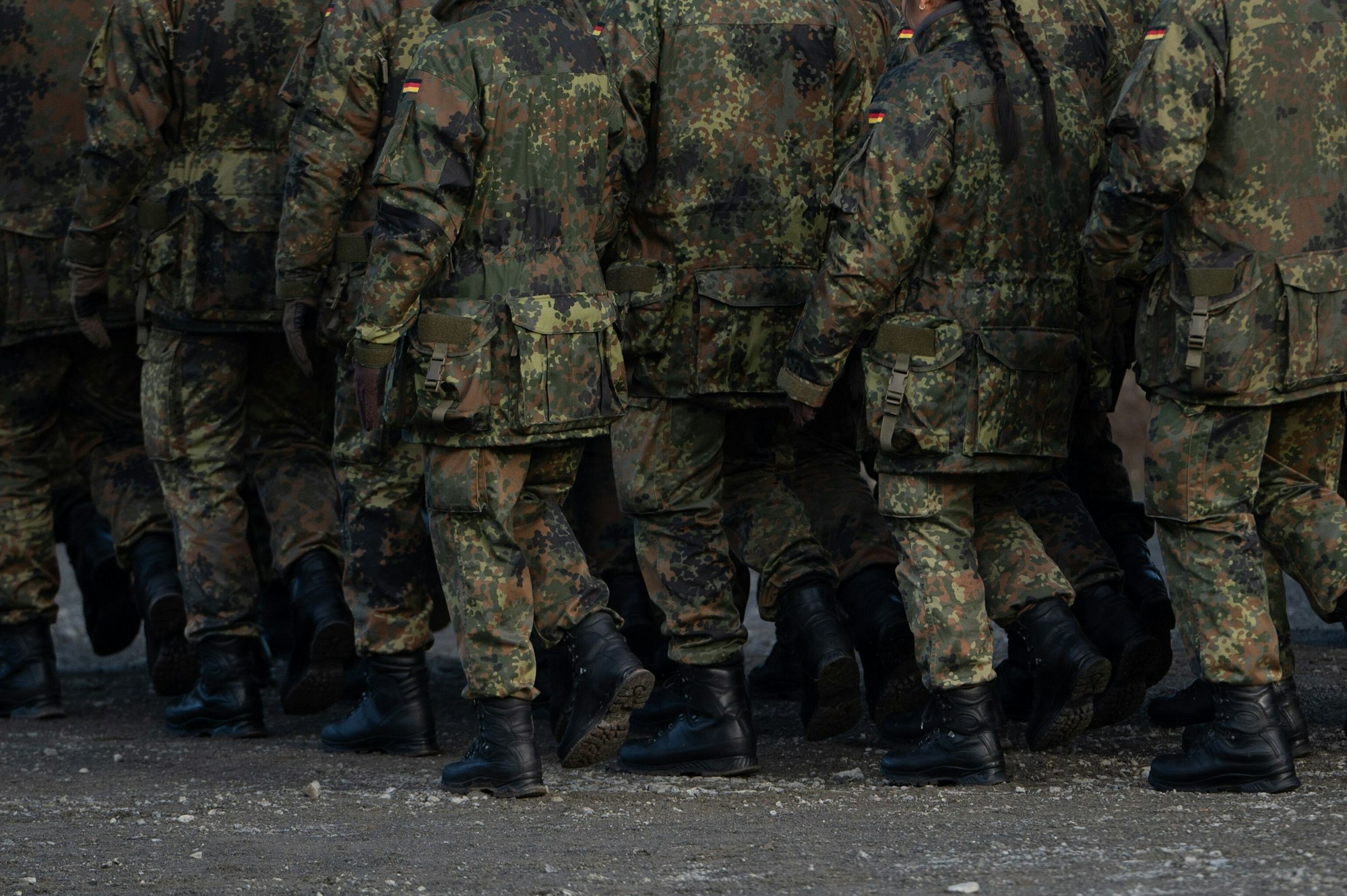 Soldaten der Bundeswehr marschieren vor der Inbetriebnahme erster Elemente des neuen Raketenabwehrsystems Arrow 3 in der Annaburger Heide.
