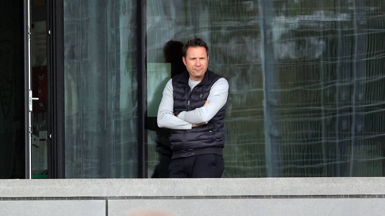 Thomas Krücken schaut auf das Spielfeld.