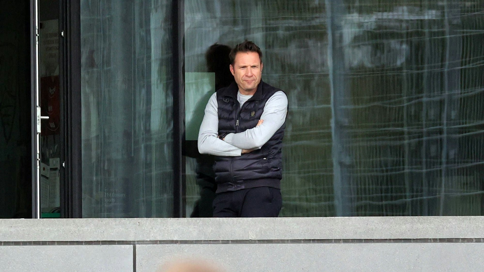 Thomas Krücken schaut auf das Spielfeld.