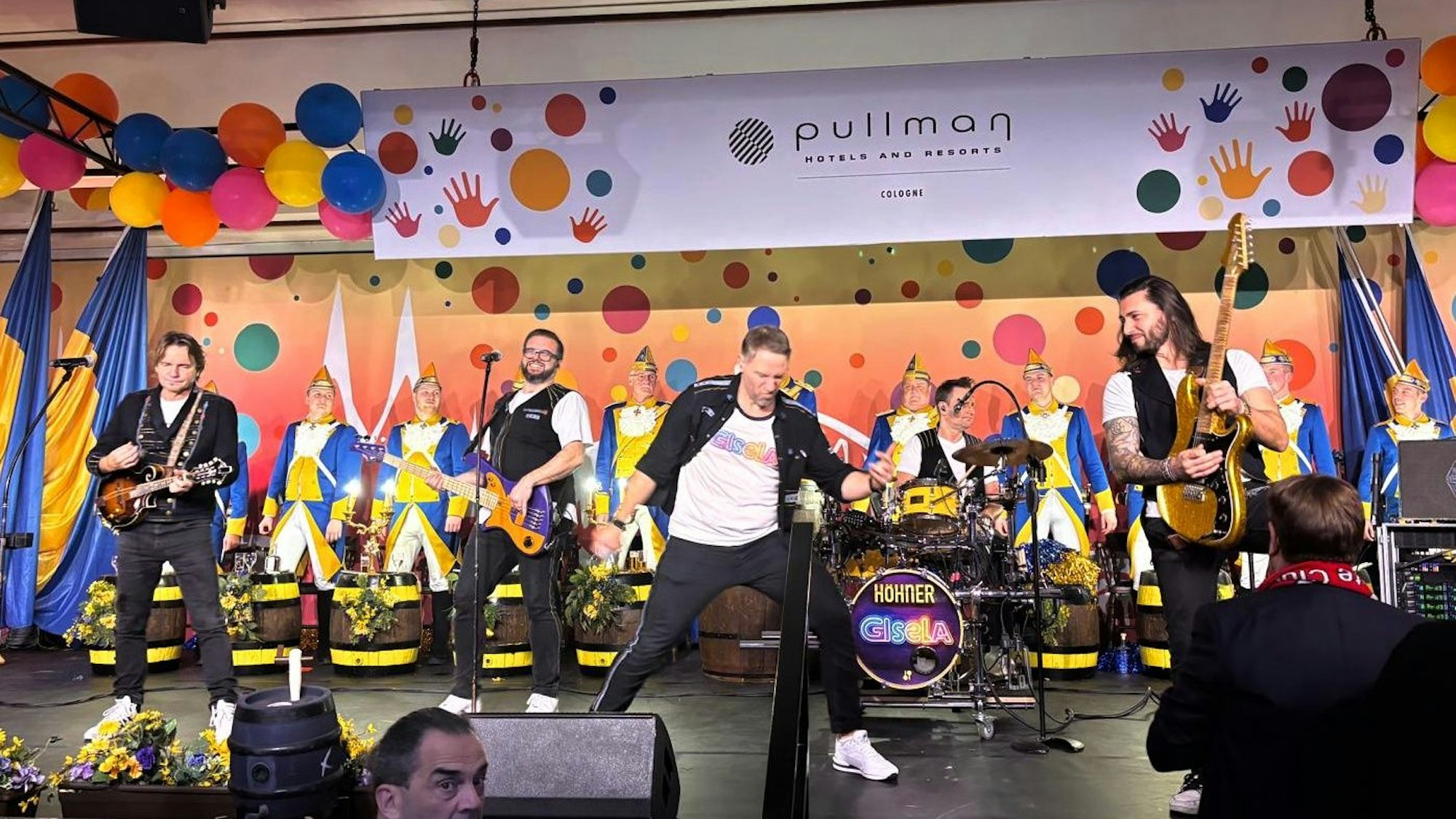 Die Höhner beim Auftritt auf der Bühne.