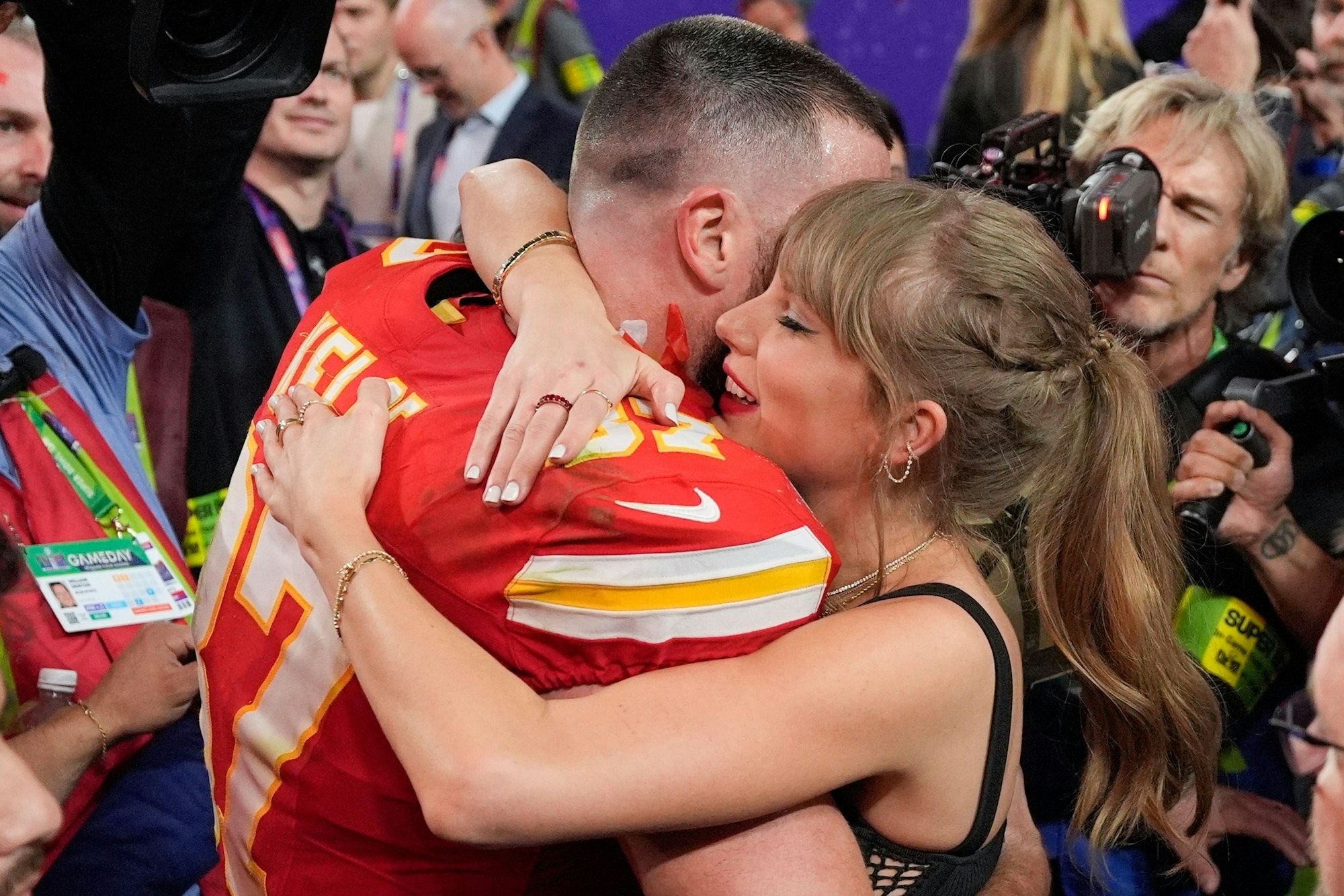 Travis Kelce hält seine Verlobte Taylor Swift nach dem Super-Bowl-Triumph im Jahr 2024 in den Armen. Wie es für den Tight End der Kansas Citiy Chiefs weitergeht, ist im Januar 2026 noch offen.