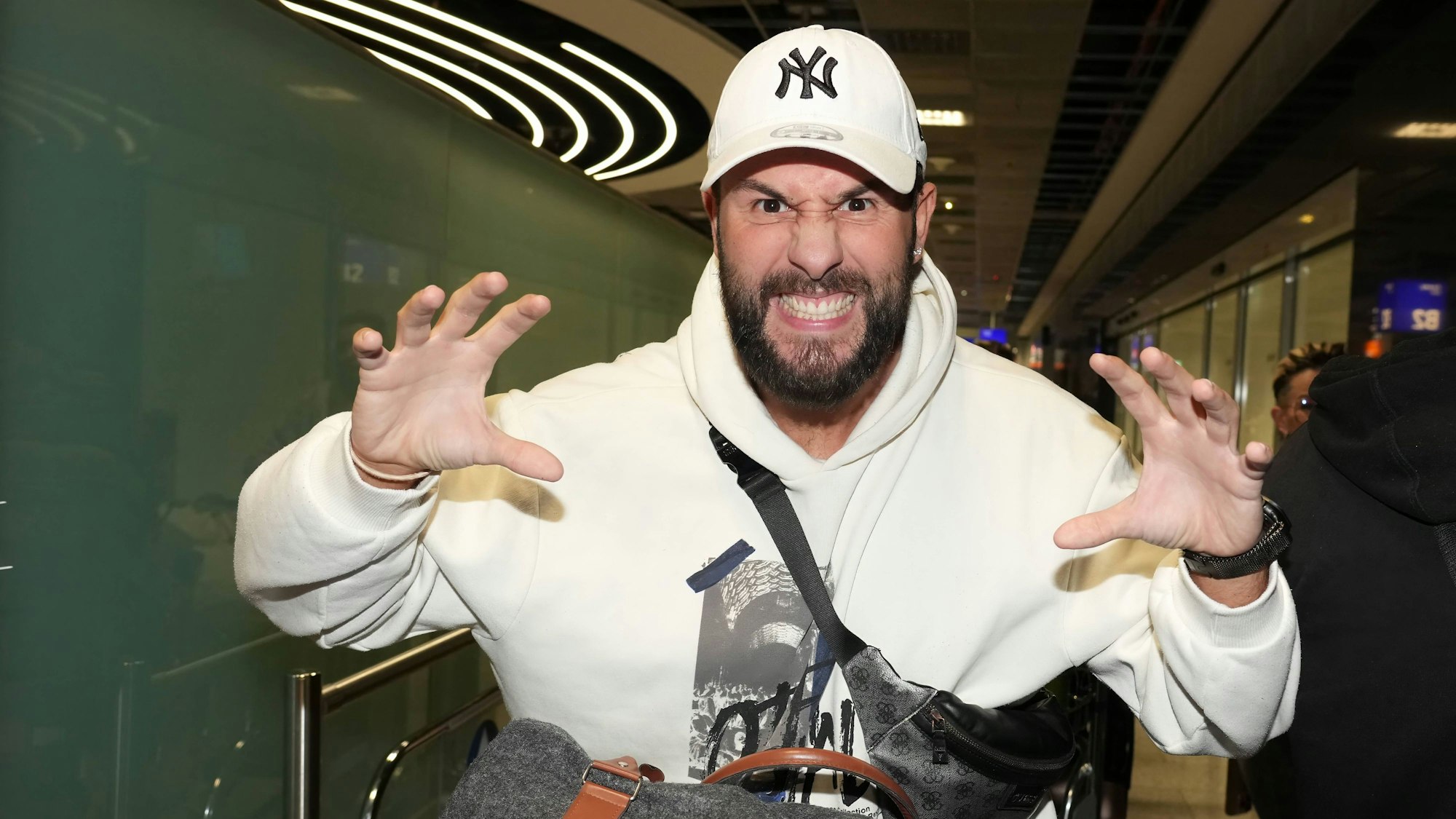 Maurice Dziwak macht eine Grimasse und gestikuliert