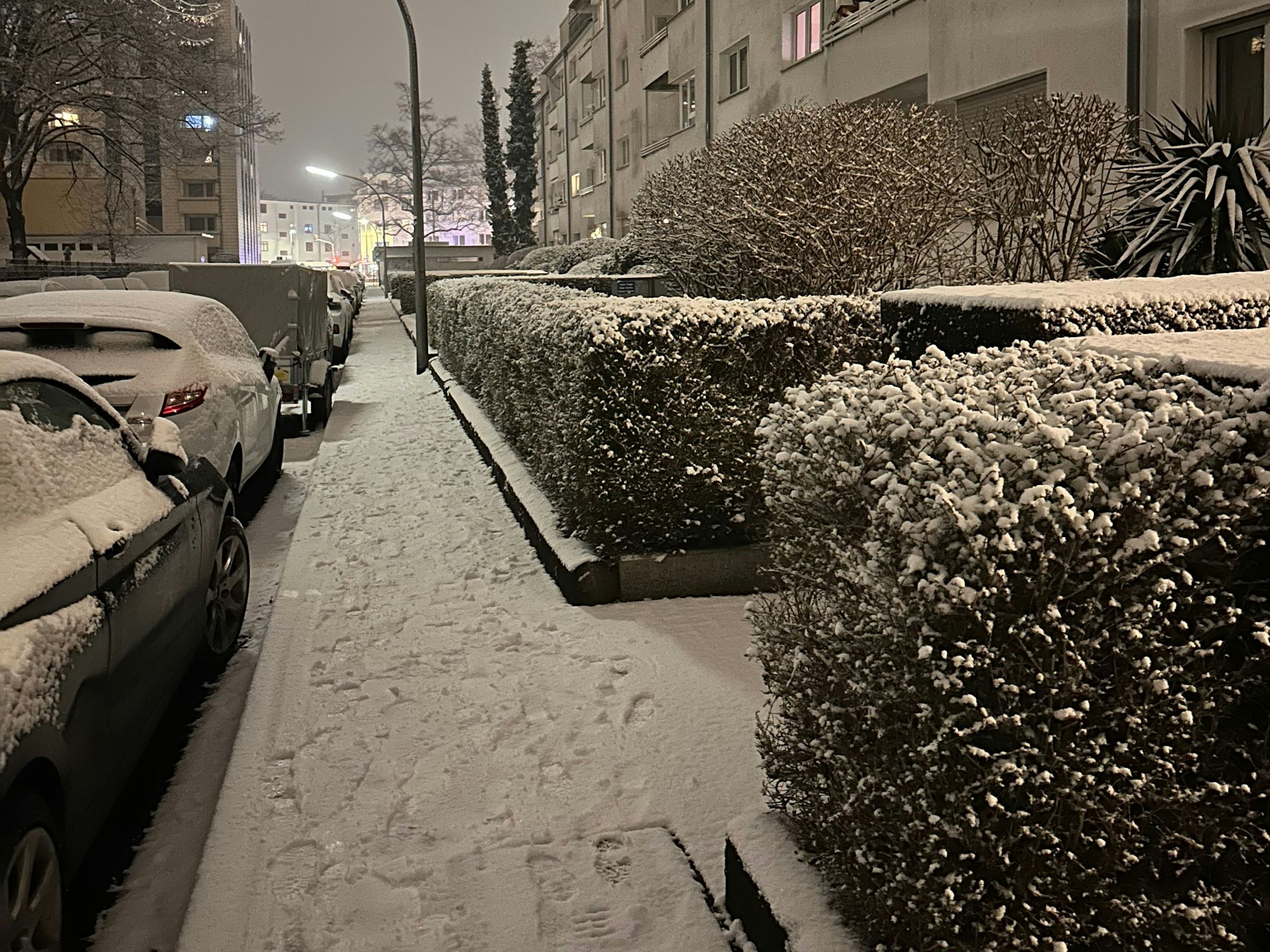 Eine verschneite Straße in Köln