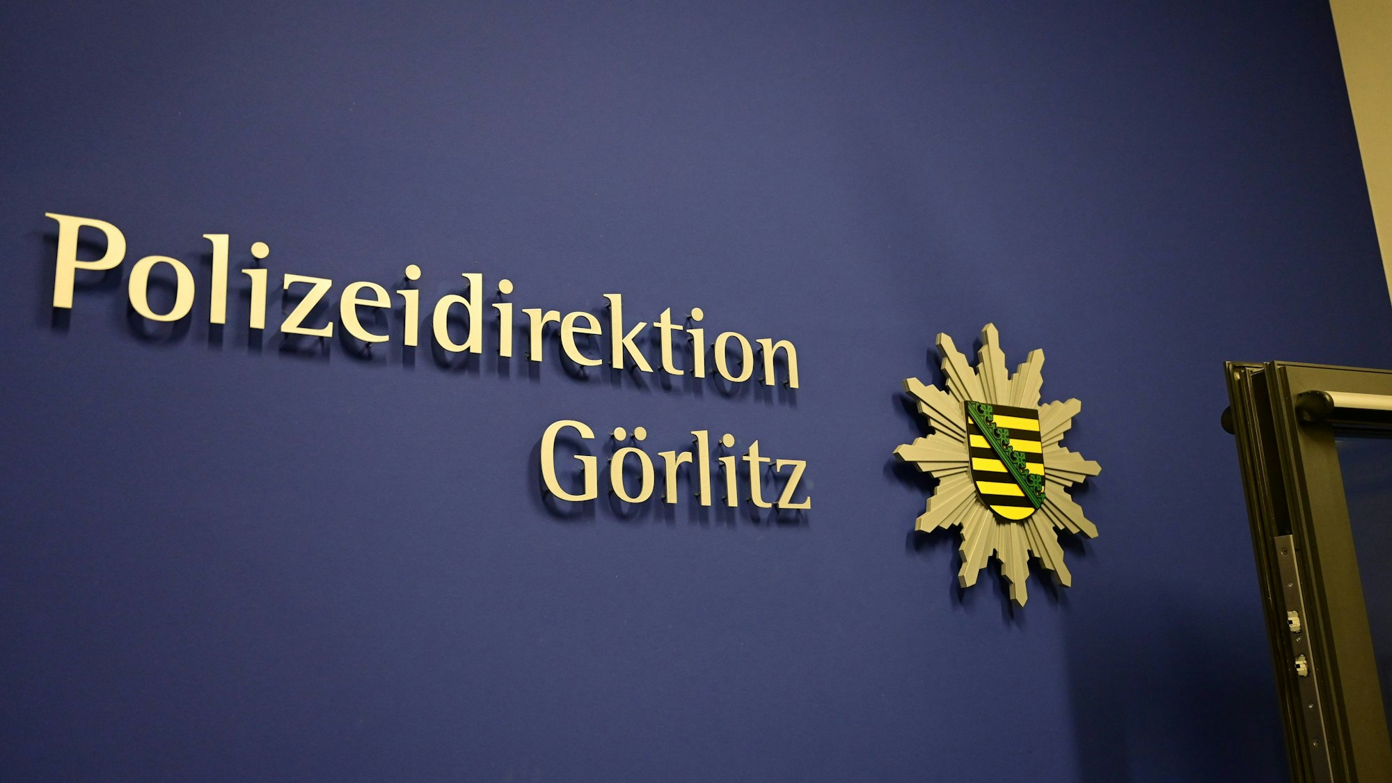 Schriftzug und Symbol an einer Wand