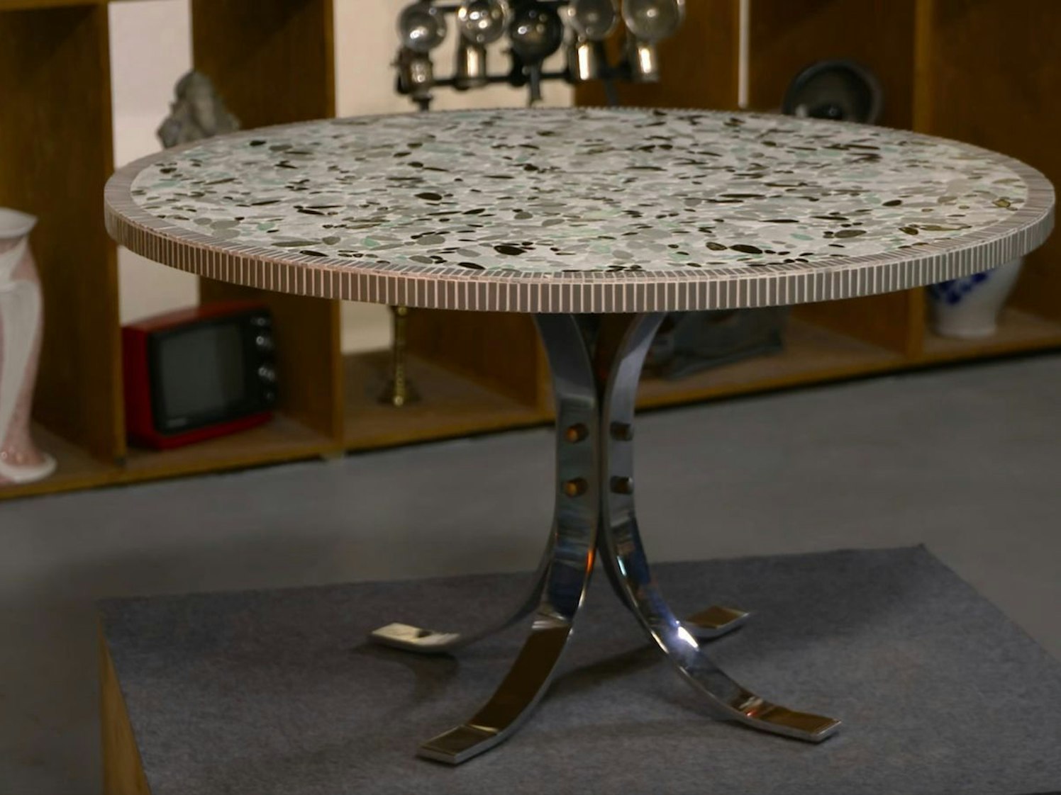 Expertin Raßbach vermutete den Glaskünstler Heinz Lilienthal als Künstler für den Mosaiktisch. Doch es fehlten Signatur und Herstellermarke. Für das 1960er-Jahre-Stück wünschte sich die Verkäuferin 400 bis 500 Euro, Raßbach schätzte nur 250 bis 300 Euro. Verkauft wurde dennoch: Markus Wildhagen zahlte am Ende 250 Euro. (Bild: ZDF)