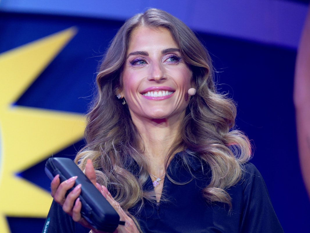 Moderatorin Cathy Hummels, hier bei der Promi-Darts WM 2026, zeigt auf Instagram ihre neugeborene Nichte.