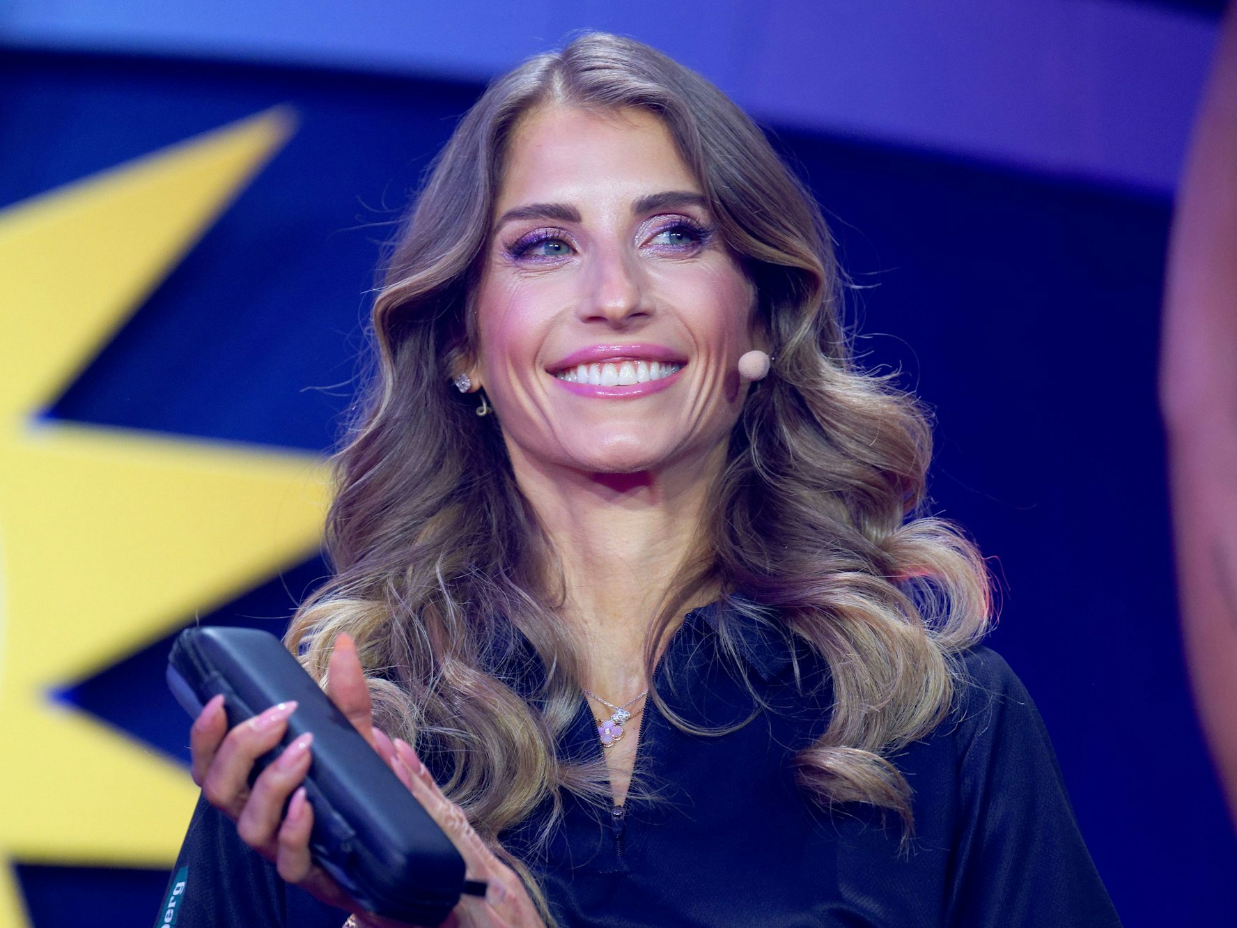 Cathy Hummels steht bei der Promi-Darts-WM 2026 auf der Bühne.