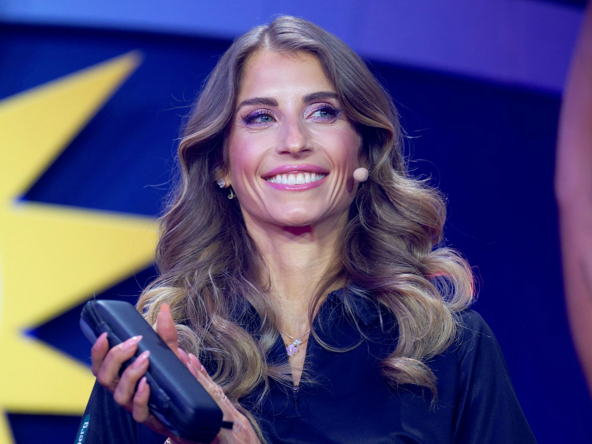 Cathy Hummels steht bei der Promi-Darts-WM 2026 auf der Bühne.