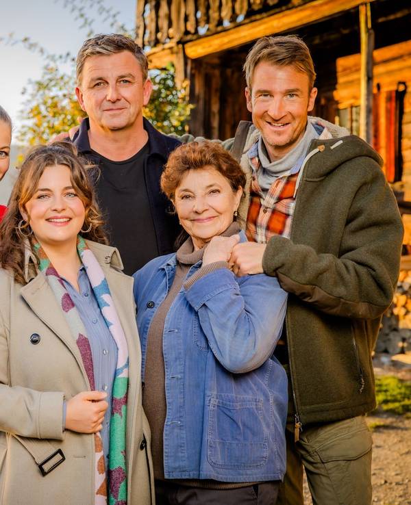 Die Schauspielerinnen und Schauspieler Hilde Dalik, Ronja Forcher, Hans Sigl, Monika Baumgartner und Heiko Ruprecht spielen gemeinsam in der Serie "Der Bergdoktor".