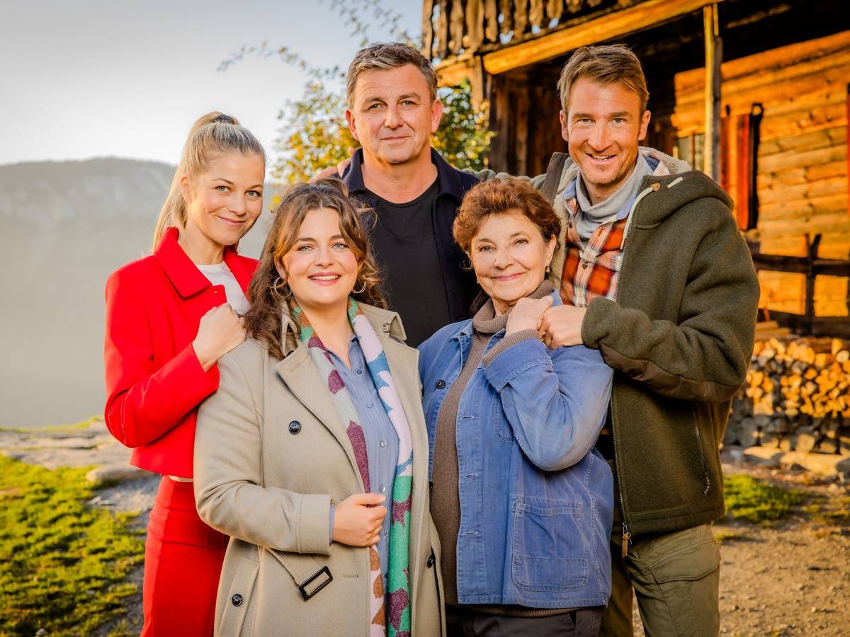 Die Schauspielerinnen und Schauspieler Hilde Dalik, Ronja Forcher, Hans Sigl, Monika Baumgartner und Heiko Ruprecht spielen gemeinsam in der Serie "Der Bergdoktor".