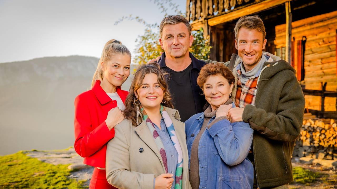 Die Schauspielerinnen und Schauspieler Hilde Dalik, Ronja Forcher, Hans Sigl, Monika Baumgartner und Heiko Ruprecht spielen gemeinsam in der Serie "Der Bergdoktor".