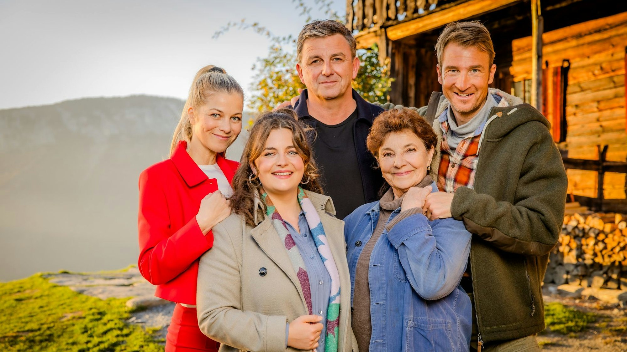 Die Schauspielerinnen und Schauspieler Hilde Dalik, Ronja Forcher, Hans Sigl, Monika Baumgartner und Heiko Ruprecht spielen gemeinsam in der Serie "Der Bergdoktor".