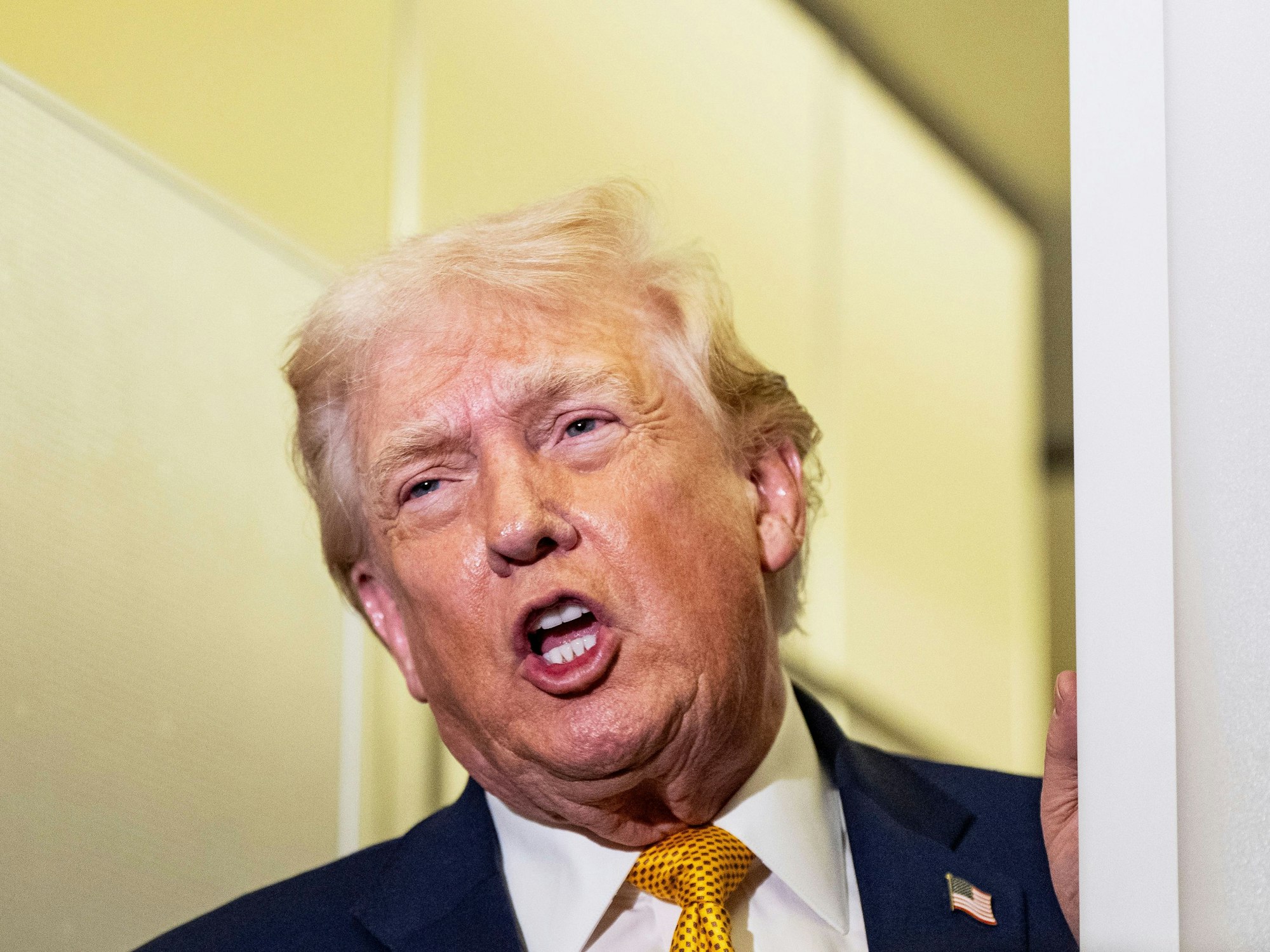 US-Präsident Donald Trump spricht während des Fluges in der Air Force One.