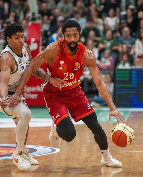Spencer Dinwiddie beim Dribbling: Die Basketballer von Bayern München haben den Vertrag mit ihrem Starzugang schon wieder aufgelöst.