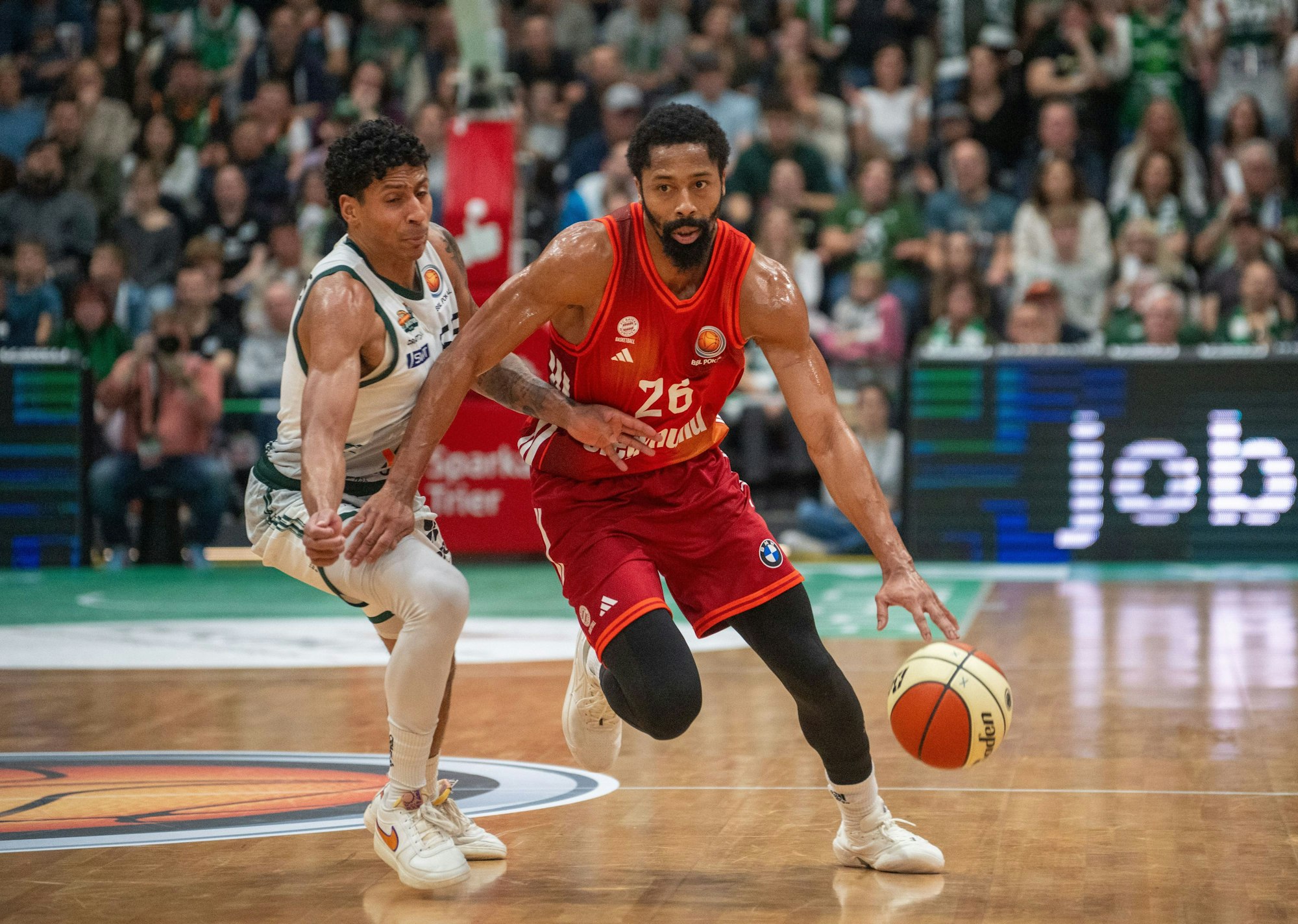 Spencer Dinwiddie beim Dribbling: Die Basketballer von Bayern München haben den Vertrag mit ihrem Starzugang schon wieder aufgelöst.