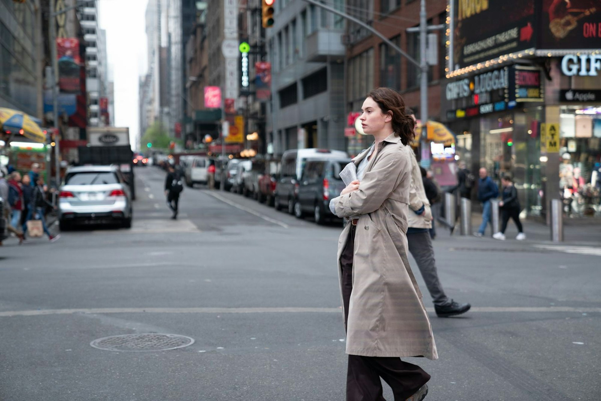 „Ich bin im Besitz von Unterlagen, die eine illegale Vertuschung beweisen“, behauptet Whistleblowerin Sarah Brand in „The Negotiator“. (Bild: Leonine)