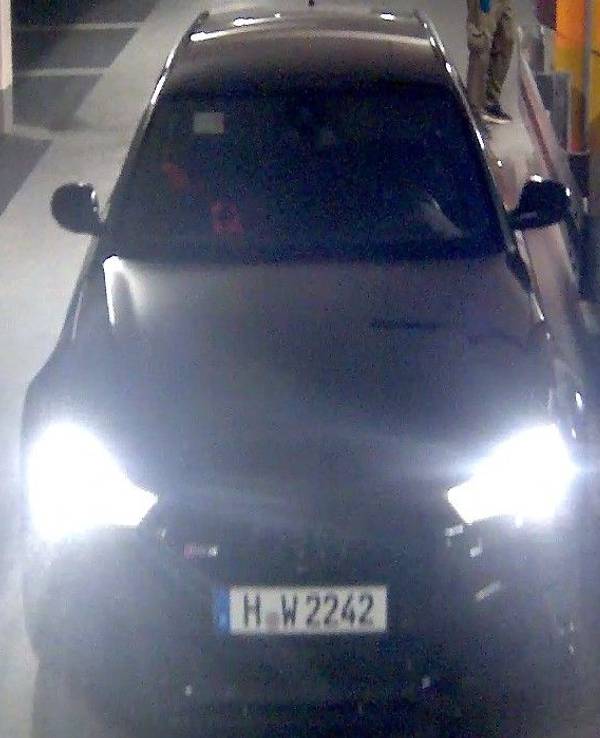 Ein Auto verlässt eine Tiefgarage.
