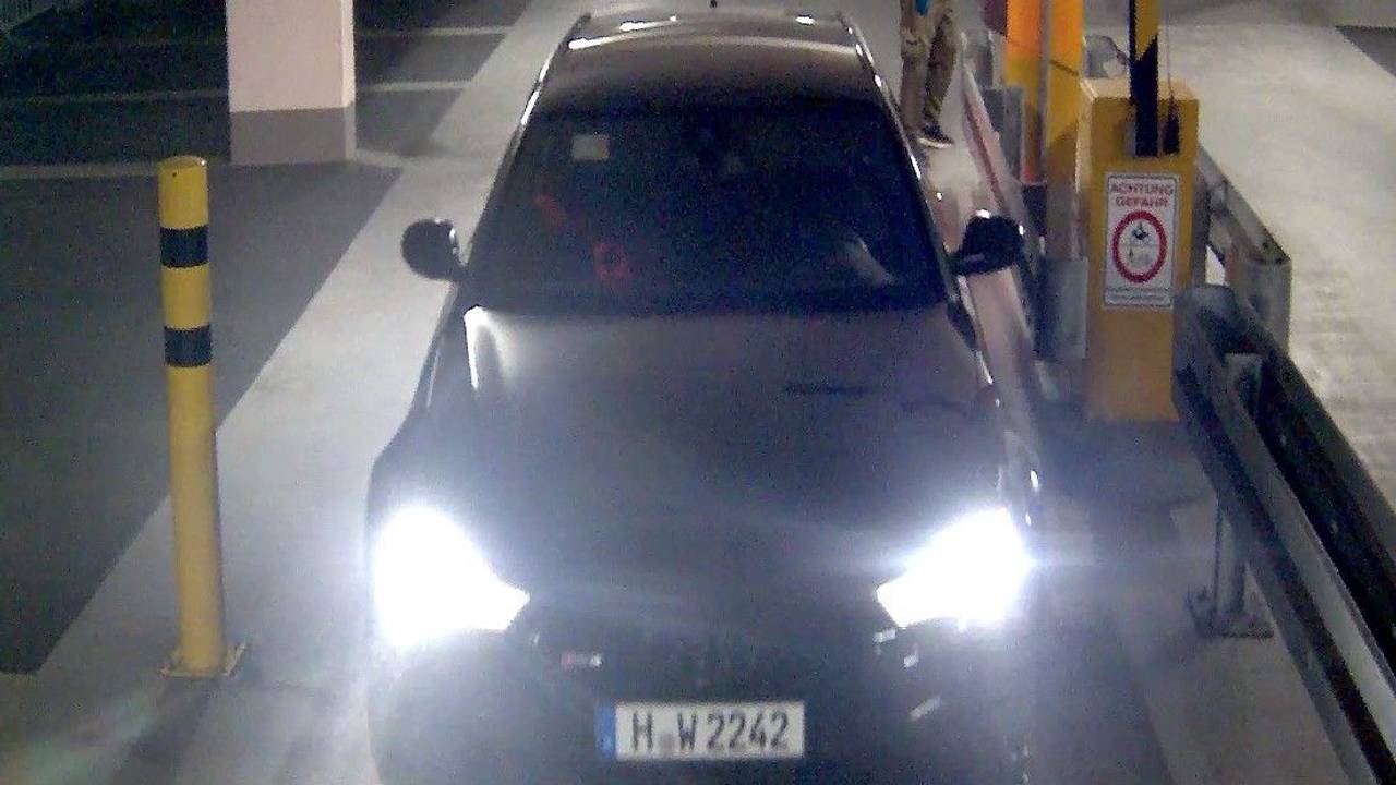 Ein Auto verlässt eine Tiefgarage.