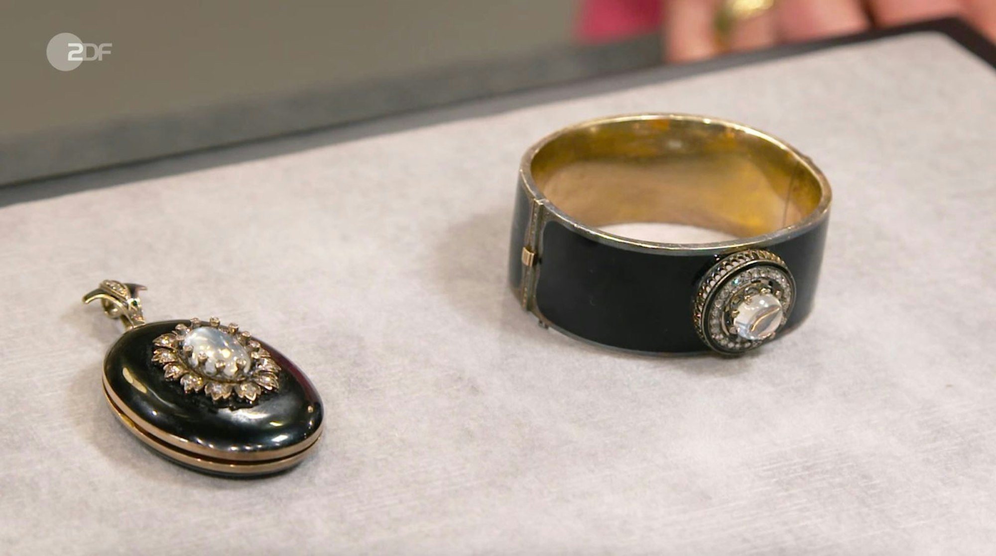 Rezepa-Zabel datierte den schwarz emaillierten Trauerschmuck mit Mondstein und Diamantrosen aus 585er Gold um 1850 bis 1870. Gewünscht wurden 1.000 Euro. Doch bei einem Goldwert von 4.800 Euro taxierte die Expertin auf 5.000 bis 5.200 Euro. Händlerin Steiger zahlte letztlich sogar 6.000 Euro, denn: „Solche alten Stücke sind die Nadel im Heuhaufen.“ (Bild: ZDF)
