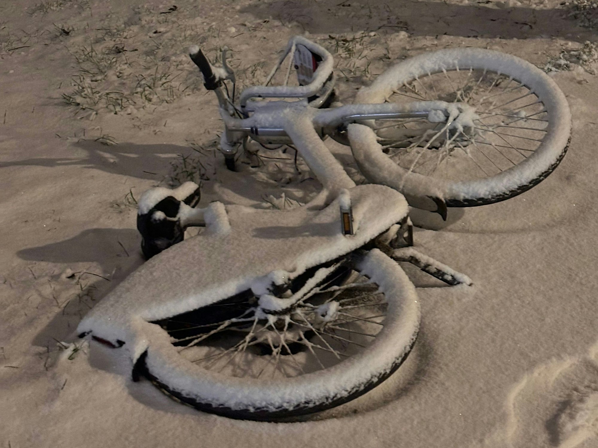 Ein Fahrrad liegt im Schnee