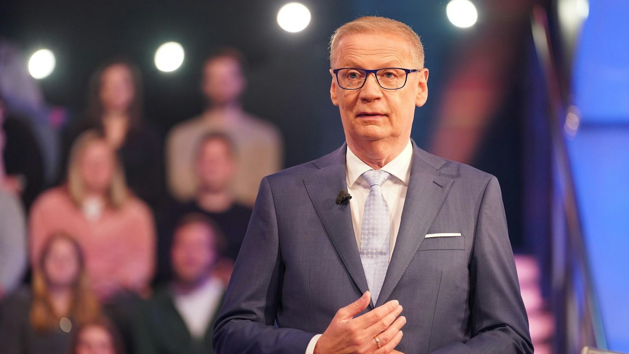 In der zehnten 3-Millionen-Euro-Woche gibt Günther Jauch den größten Pechvögeln eine zweite Chance. (Bild: RTL / Stefan Gregorowius)