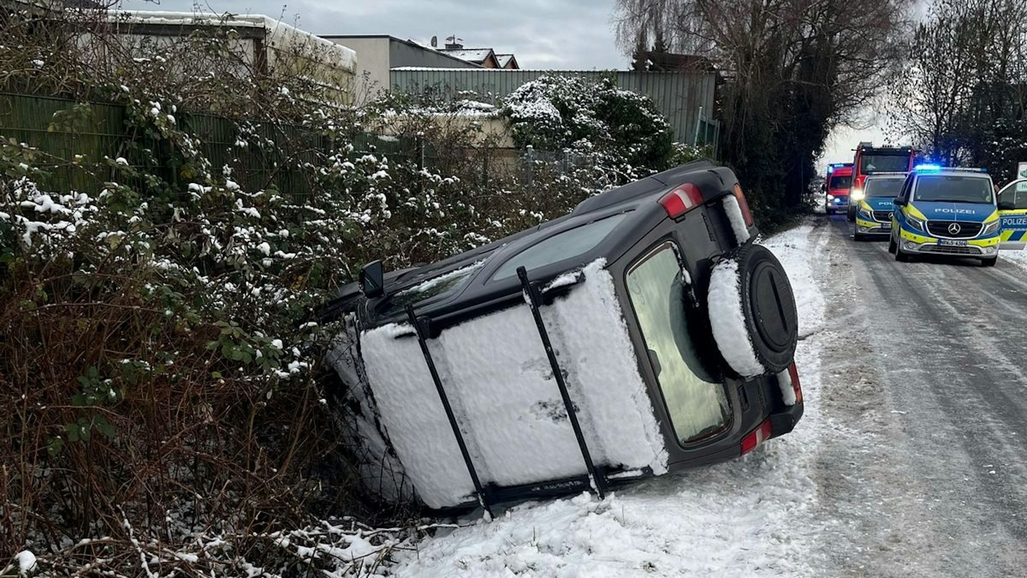 Alleinunfall auf glatter Straße: Suzuki landet im Graben.