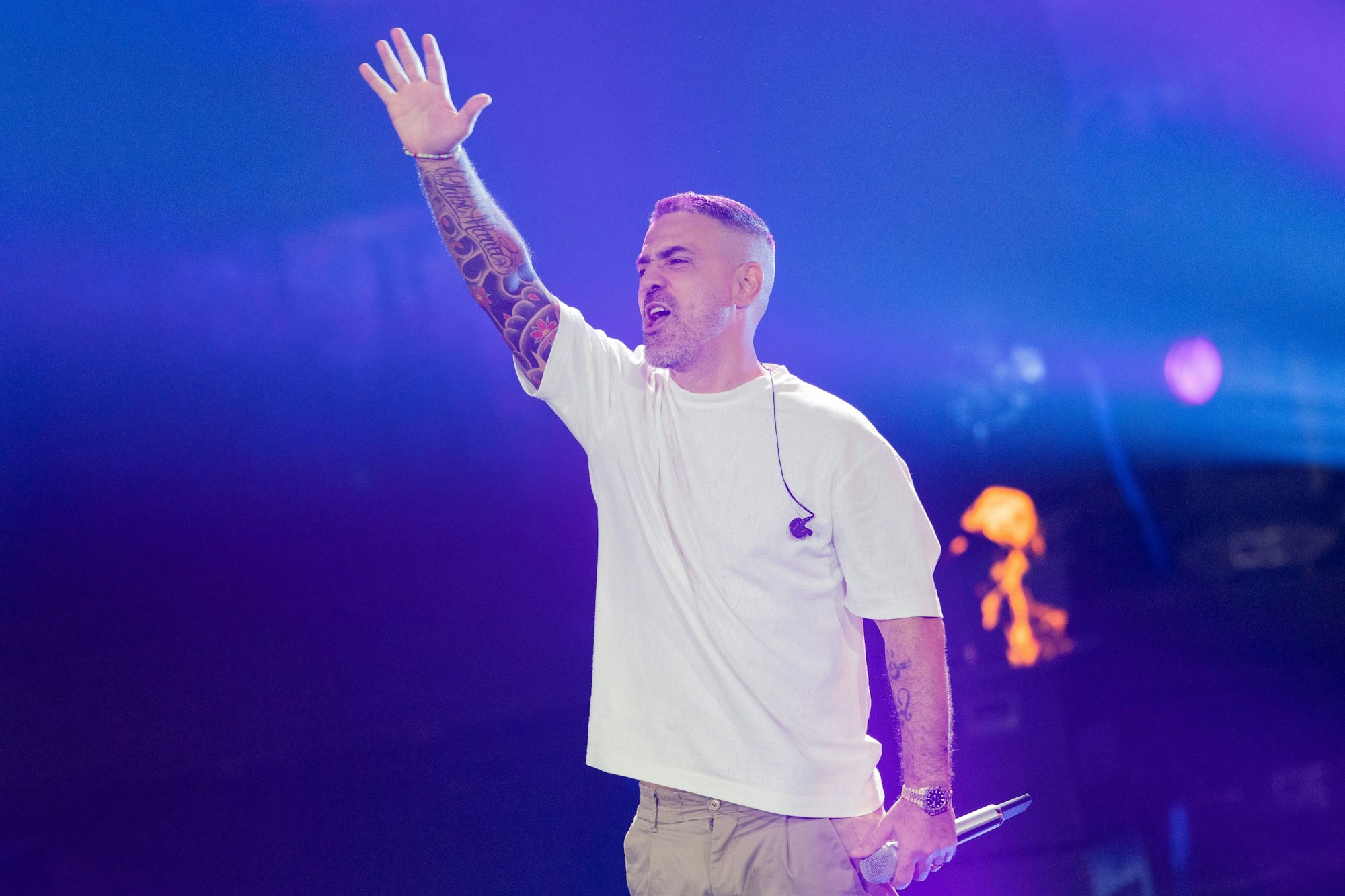 ARCHIV - 09.11.2024, Nordrhein-Westfalen, Köln: Bushido, Rapper, steht auf einer Bühne. (zu dpa: «Bushido verarbeitet Ehekrise im Song «Du liebst mich nicht»») Foto: Rolf Vennenbernd/dpa +++ dpa-Bildfunk +++