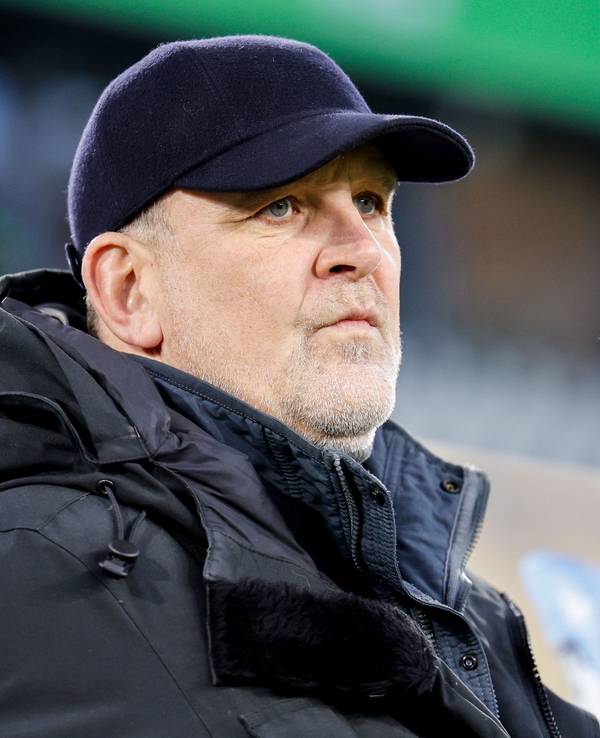 Jörg Schmadtke schaut ernst mit Kappe.