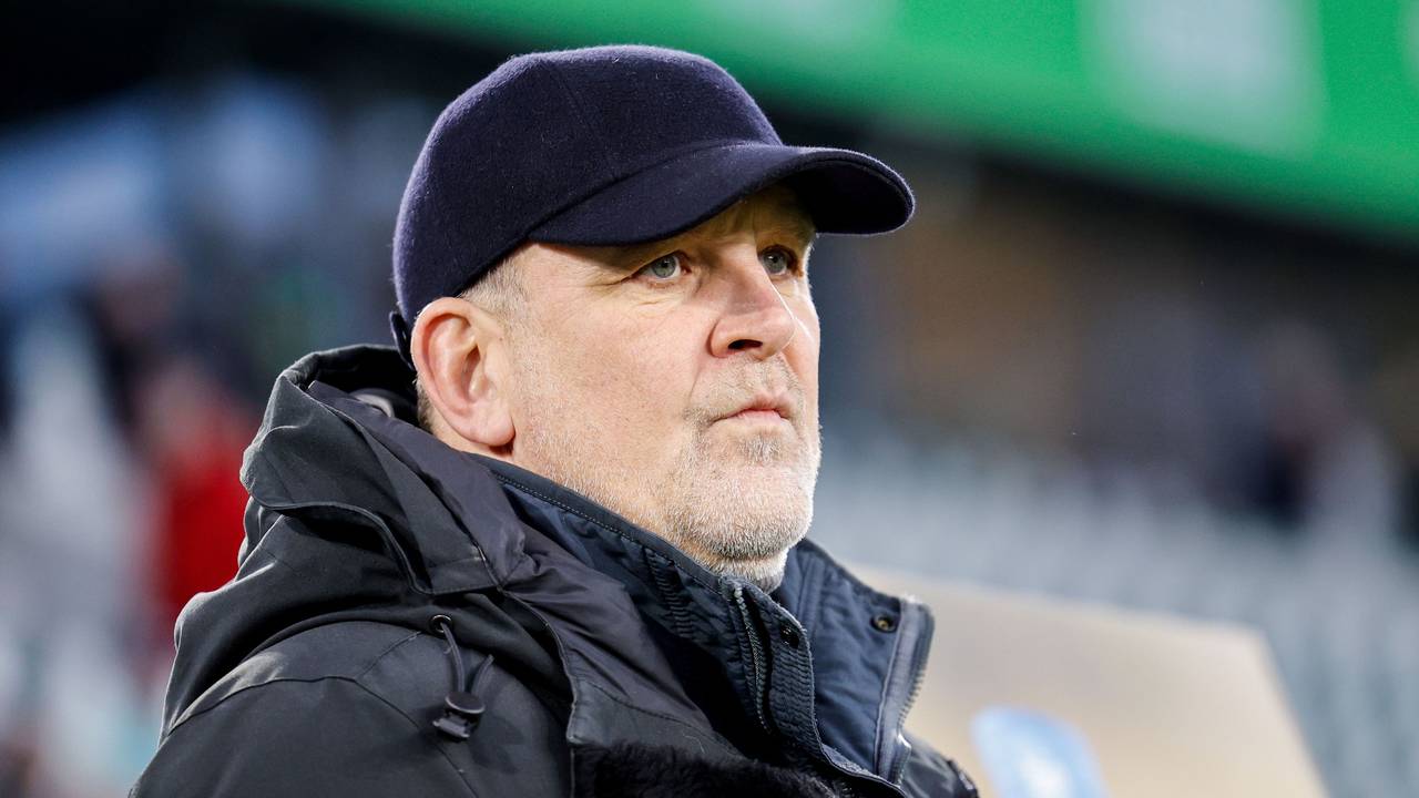 Jörg Schmadtke schaut ernst mit Kappe.