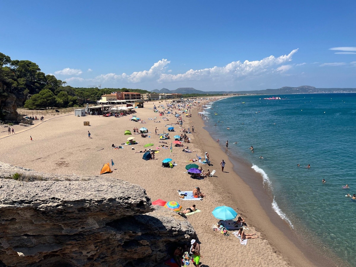 Die kilometerlange Platja del Racó mit kleinen Buchten an der Costa Brava