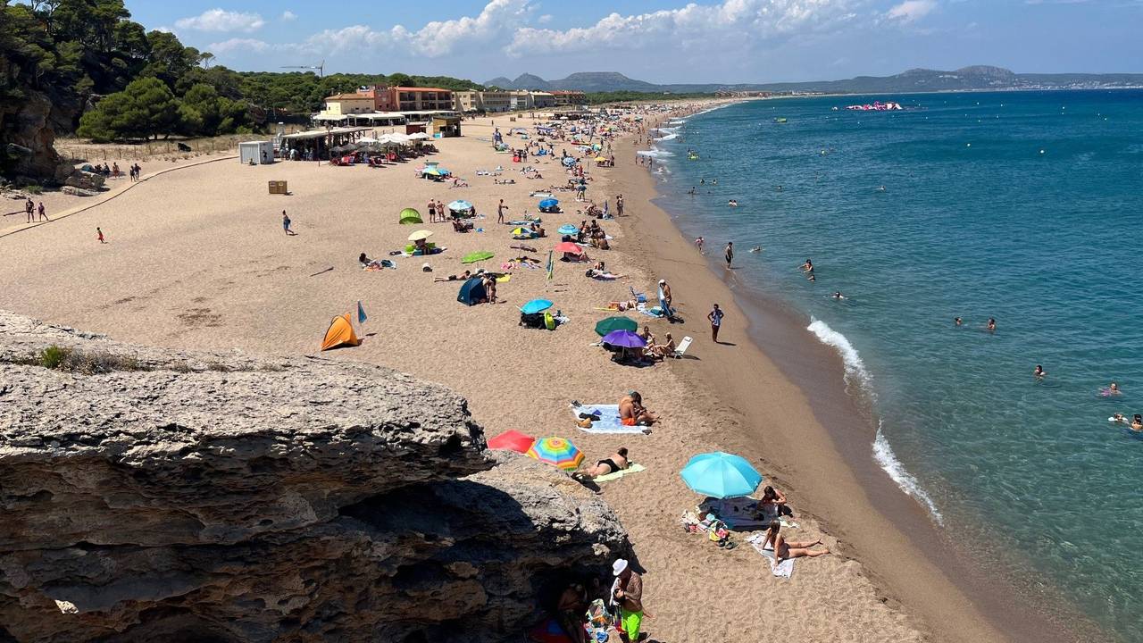 Die kilometerlange Platja del Racó mit kleinen Buchten an der Costa Brava