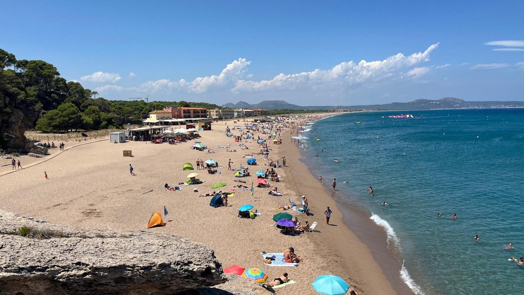 Die kilometerlange Platja del Racó mit kleinen Buchten an der Costa Brava