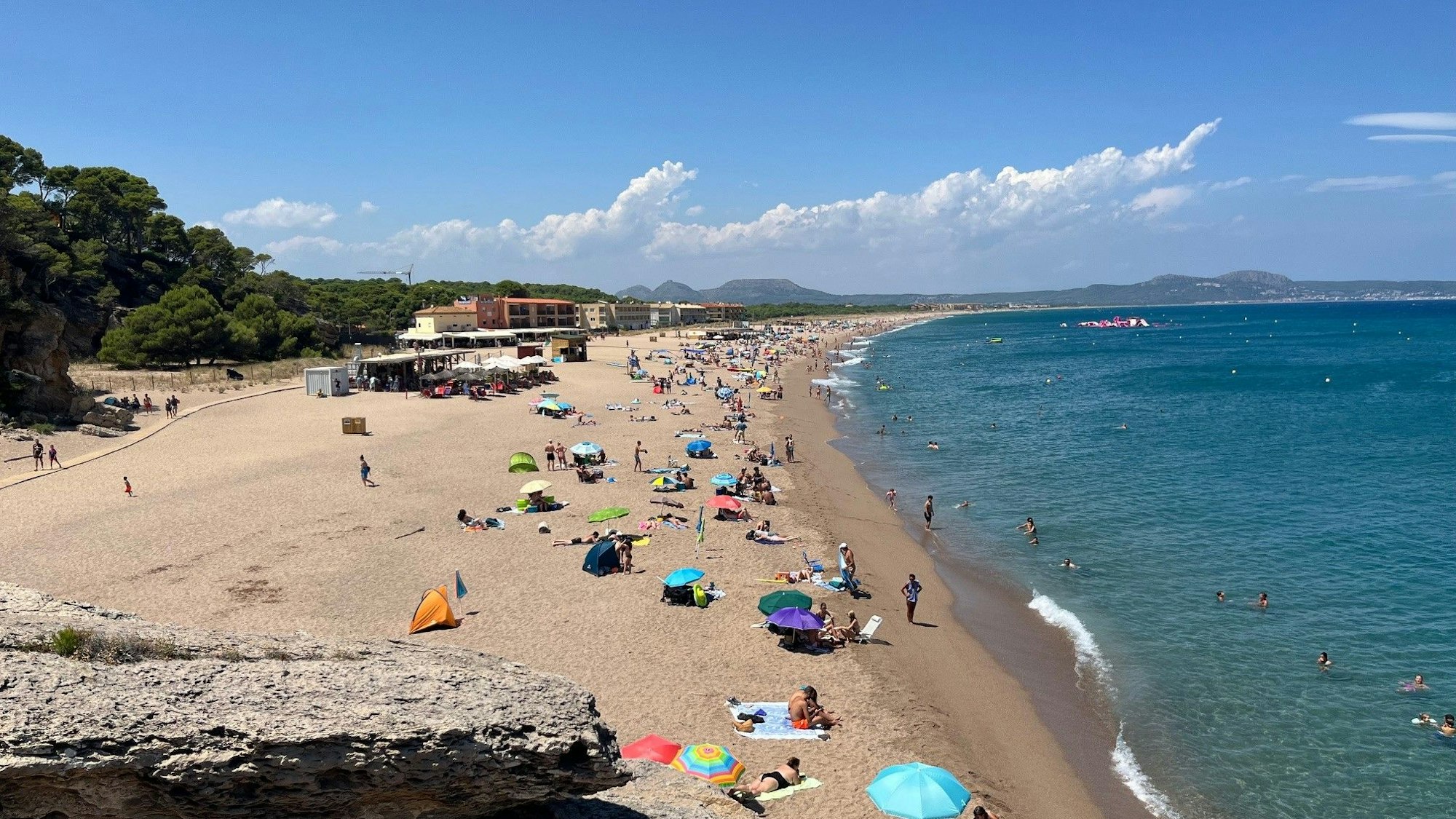 Die kilometerlange Platja del Racó mit kleinen Buchten an der Costa Brava