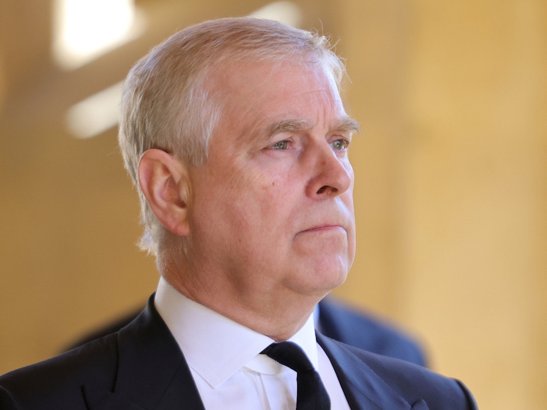 Der damalige Prinz Andrew, Herzog von York, vor der Beisetzung seines Vaters auf Schloss Windsor.