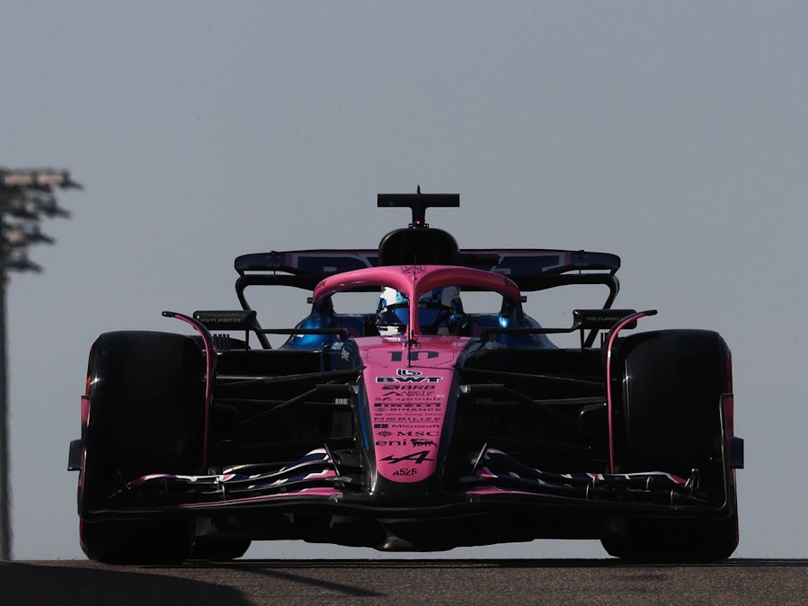 Pierre Gasly fährt einen Rennwagen auf der Strecke