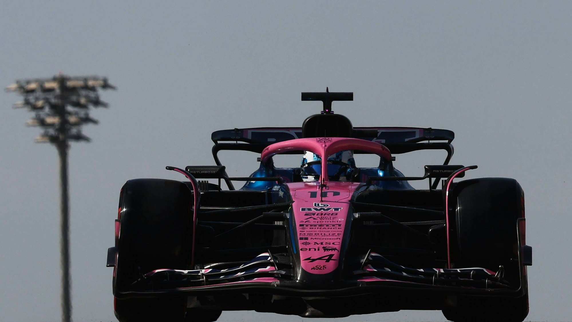 Pierre Gasly fährt einen Rennwagen auf der Strecke