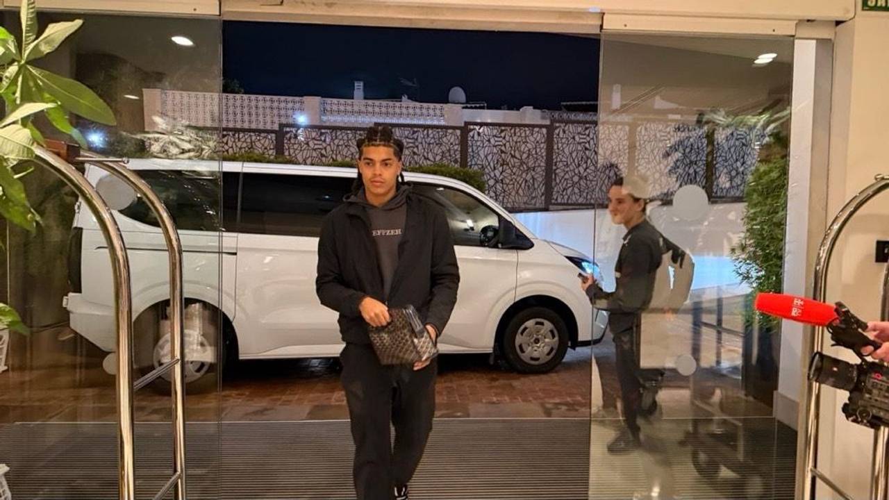 Beim 1. FC Köln kommt Jahmai Simpson-Pusey im Mannschaftshotel an.